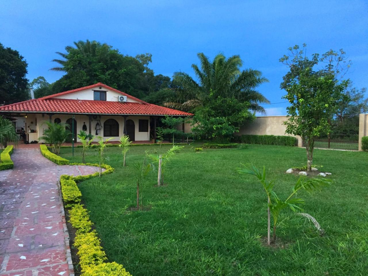 Los Jazmines Hotel Resort Warnes 외부 사진