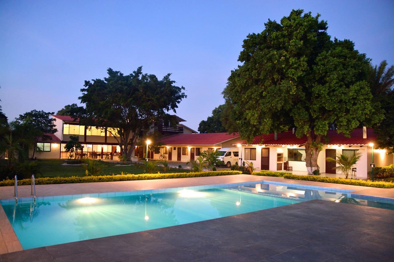 Los Jazmines Hotel Resort Warnes 외부 사진