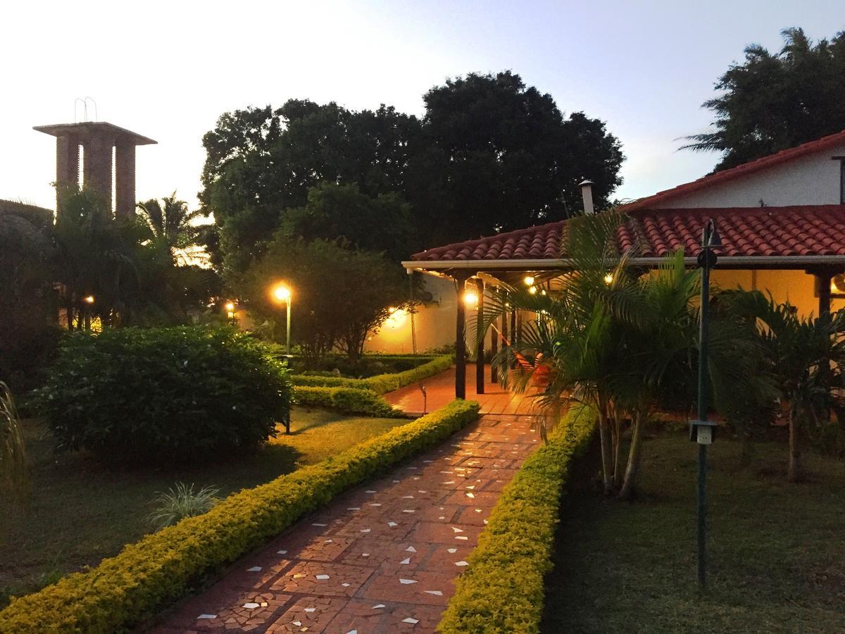 Los Jazmines Hotel Resort Warnes 외부 사진