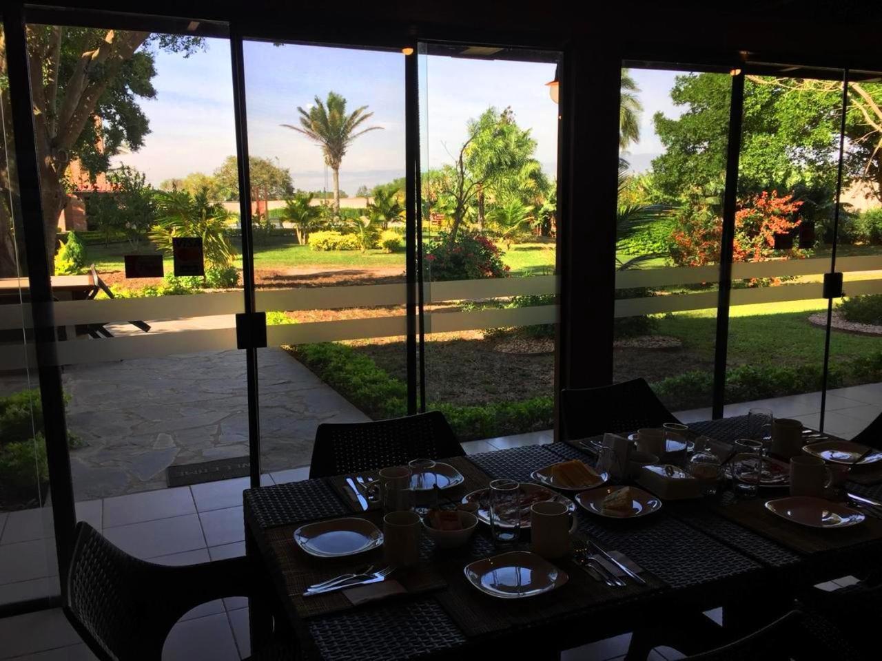 Los Jazmines Hotel Resort Warnes 외부 사진