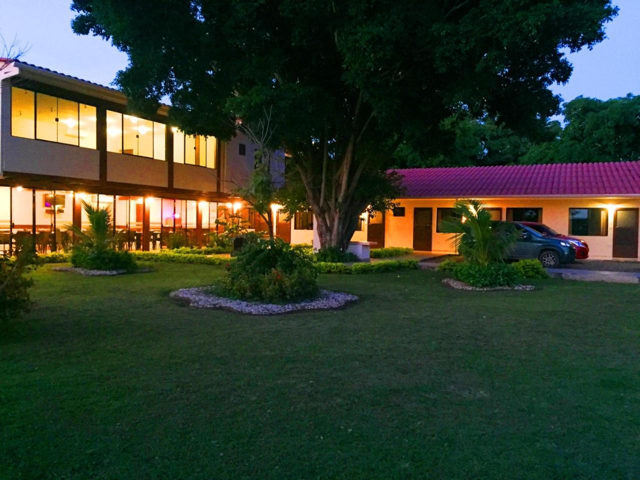 Los Jazmines Hotel Resort Warnes 외부 사진