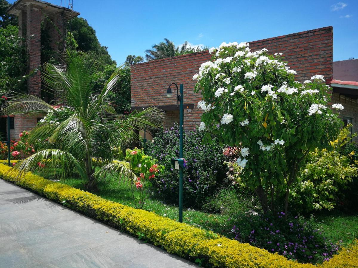 Los Jazmines Hotel Resort Warnes 외부 사진
